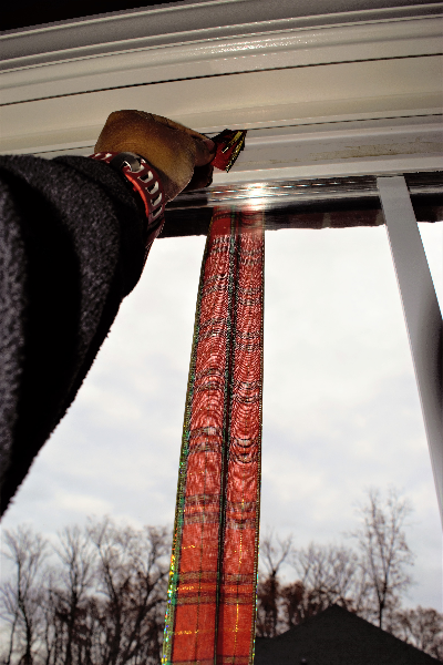 close-knot-in-window